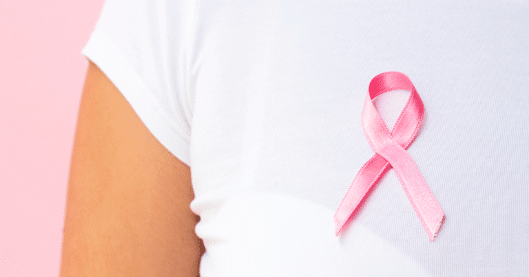 persona con il nastro di sensibilizzazione tumore al seno