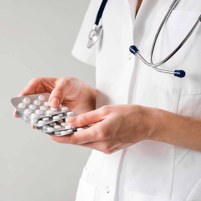 dottore con farmaci in mano